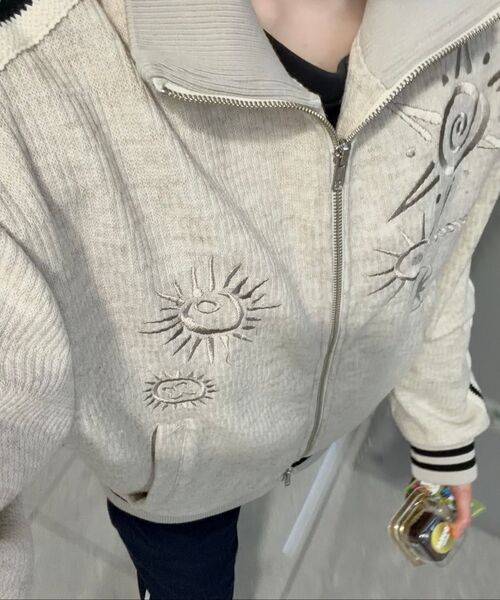 EASY NO EASY(イージーノーイージー)の「刺繍トラックジップニット-アイボリー(ニット/セーター・レディース・アイボリー・1/2)」の6枚目の写真