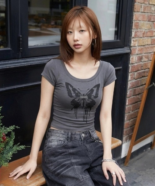 MAHAGRID（マハグリッド）の「『mahagrid/マハグリッド』BUTTERFLY GOTH WIDE NECK CROP TEE/バタフライ ゴワイドネック クロップ Tシャツ（Tシャツ/カットソー・レディース・ホワイト/チャコールグレー・FREE）」の2枚目の写真