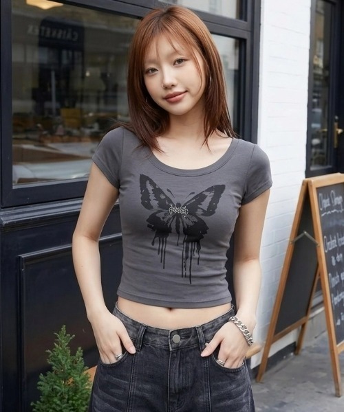 MAHAGRID（マハグリッド）の「『mahagrid/マハグリッド』BUTTERFLY GOTH WIDE NECK CROP TEE/バタフライ ゴワイドネック クロップ Tシャツ（Tシャツ/カットソー・レディース・ホワイト/チャコールグレー・FREE）」の4枚目の写真