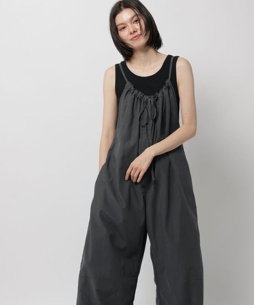 niko and...（ニコアンド）の「モンスターギャザーサロペット（サロペット/オーバーオール・レディース・カーキ/チャコール/ピンク・FREE）」の2枚目の写真