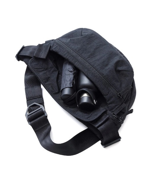 go slow caravan（ゴースローキャラバン）の「CHROME/クローム　BOT FLAP SLING 5L（ボディバッグ/ウエストポーチ・メンズ・ブラック・FREE）」の5枚目の写真