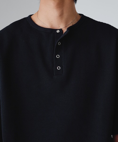 Adoon plain(アドーンプレーン)の「Snap Button Thermal Henry Neck T / スナップボタンサーマルヘンリーネックT(Tシャツ/カットソー・メンズ・ブラック/ライトグレー/レッド・LARGE/MEDIUM)」の5枚目の写真