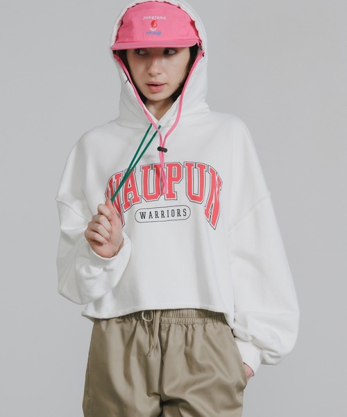 Chick(チック)の「Cotton Pile College Logo Cropped Hoodie / コットン パイル地 カレッジロゴ クロップドフーディ スウェット トレーナー 秋 秋服 2026年秋冬(パーカー・レディース・ホワイト/ブラック/パープル・FREE)」の1枚目の写真