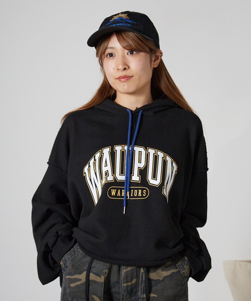 Chick(チック)の「Cotton Pile College Logo Cropped Hoodie / コットン パイル地 カレッジロゴ クロップドフーディ スウェット トレーナー 秋 秋服 2026年秋冬(パーカー・レディース・ホワイト/ブラック/パープル・FREE)」の2枚目の写真