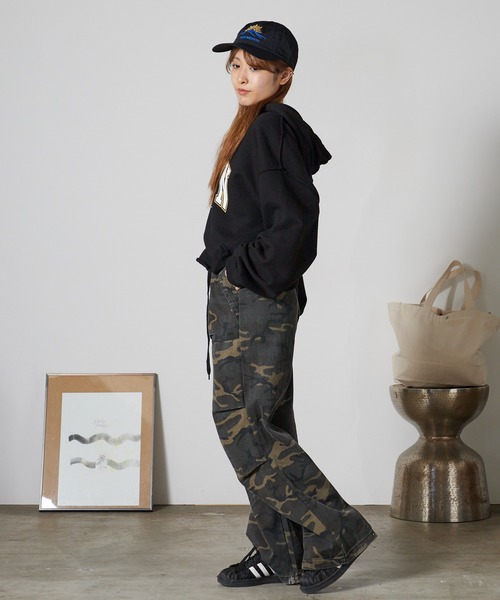 Chick(チック)の「Cotton Pile College Logo Cropped Hoodie / コットン パイル地 カレッジロゴ クロップドフーディ スウェット トレーナー 秋 秋服 2026年秋冬(パーカー・レディース・ホワイト/ブラック/パープル・FREE)」の18枚目の写真
