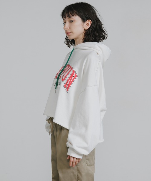 Chick(チック)の「Cotton Pile College Logo Cropped Hoodie / コットン パイル地 カレッジロゴ クロップドフーディ スウェット トレーナー 秋 秋服 2026年秋冬(パーカー・レディース・ホワイト/ブラック/パープル・FREE)」の16枚目の写真