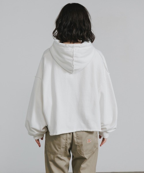 Chick(チック)の「Cotton Pile College Logo Cropped Hoodie / コットン パイル地 カレッジロゴ クロップドフーディ スウェット トレーナー 秋 秋服 2026年秋冬(パーカー・レディース・ホワイト/ブラック/パープル・FREE)」の15枚目の写真