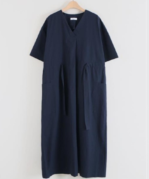 AMAJI(アマジ)の「【大人上品】Vネック ドロスト ロングワンピース / 半袖 / ウエストマーク / 痩せ見え / 美シルエット / 2026 SS / 春夏服(ワンピース・レディース・ネイビー/イエロー/ピンク・FREE)」の2枚目の写真