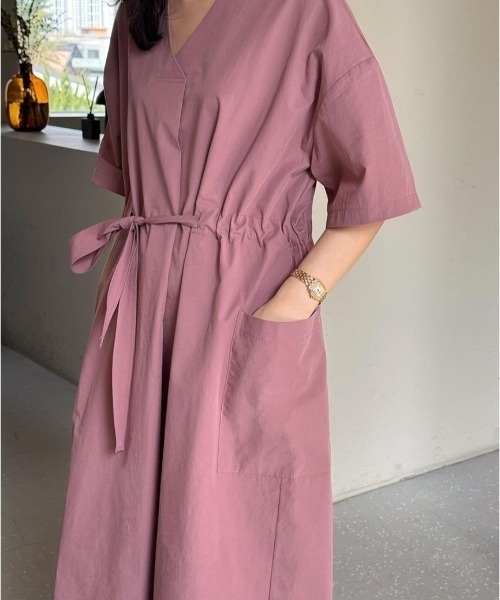 AMAJI(アマジ)の「【大人上品】Vネック ドロスト ロングワンピース / 半袖 / ウエストマーク / 痩せ見え / 美シルエット / 2026 SS / 春夏服(ワンピース・レディース・ネイビー/イエロー/ピンク・FREE)」の4枚目の写真