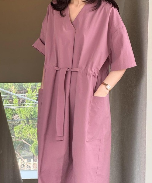 AMAJI(アマジ)の「【大人上品】Vネック ドロスト ロングワンピース / 半袖 / ウエストマーク / 痩せ見え / 美シルエット / 2026 SS / 春夏服(ワンピース・レディース・ネイビー/イエロー/ピンク・FREE)」の14枚目の写真