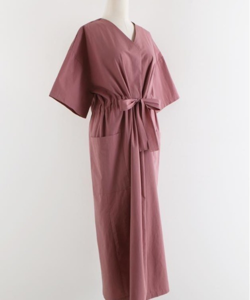AMAJI(アマジ)の「【大人上品】Vネック ドロスト ロングワンピース / 半袖 / ウエストマーク / 痩せ見え / 美シルエット / 2026 SS / 春夏服(ワンピース・レディース・ネイビー/イエロー/ピンク・FREE)」の16枚目の写真