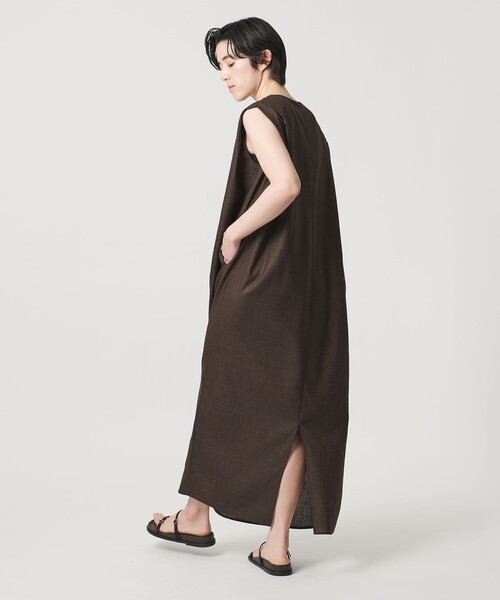 MARW UNITED ARROWS（マルゥ ユナイテッドアローズ）の「＜MARW UNITED ARROWS＞タック ドレープ ワンピース UVカット・接触冷感（ワンピース・レディース・ダークグレー/ネイビー/ダークブラウン・34/36/38）」の4枚目の写真