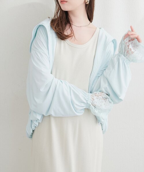 natural couture(ナチュラルクチュール)の「【sherbet line】UV速乾レースデザインパーカー(パーカー・レディース・オフホワイト/サックスブルー/ライトベージュ/チャコールグレー・FREE)」の4枚目の写真