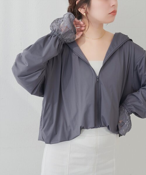 natural couture(ナチュラルクチュール)の「【sherbet line】UV速乾レースデザインパーカー(パーカー・レディース・オフホワイト/サックスブルー/ライトベージュ/チャコールグレー・FREE)」の2枚目の写真