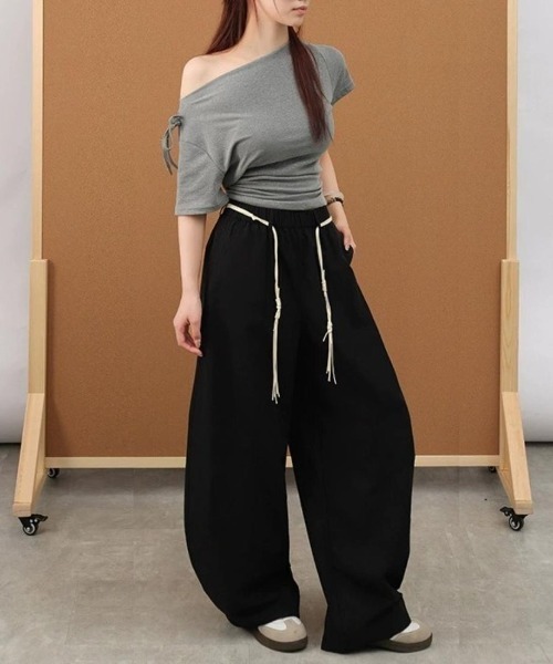 maison de LATIR（メゾンドラティール）の「今っぽい着こなしが叶うカーブワイドパンツ（その他パンツ・レディース・ホワイト/ブラック/カーキ・FREE）」の4枚目の写真