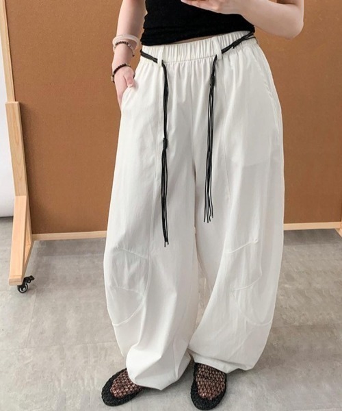 maison de LATIR（メゾンドラティール）の「今っぽい着こなしが叶うカーブワイドパンツ（その他パンツ・レディース・ホワイト/ブラック/カーキ・FREE）」の7枚目の写真