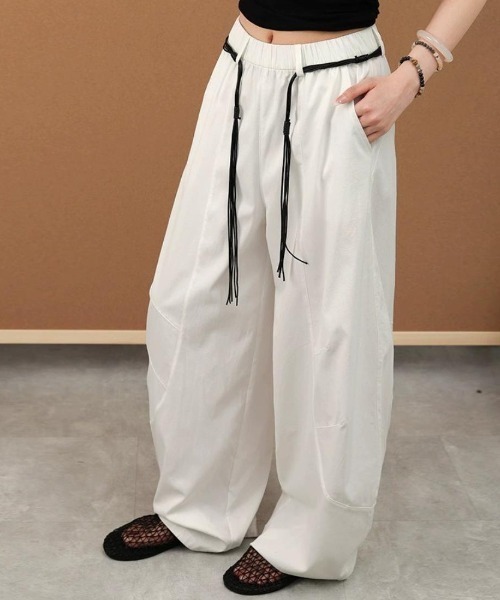maison de LATIR（メゾンドラティール）の「今っぽい着こなしが叶うカーブワイドパンツ（その他パンツ・レディース・ホワイト/ブラック/カーキ・FREE）」の8枚目の写真