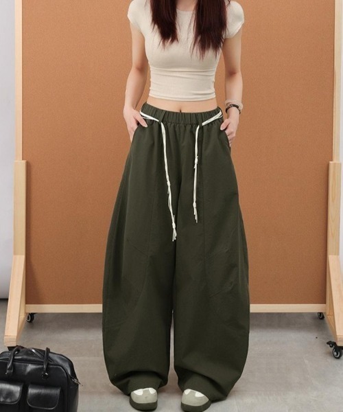 maison de LATIR（メゾンドラティール）の「今っぽい着こなしが叶うカーブワイドパンツ（その他パンツ・レディース・ホワイト/ブラック/カーキ・FREE）」の10枚目の写真