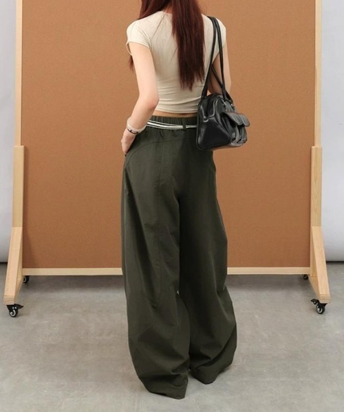 maison de LATIR（メゾンドラティール）の「今っぽい着こなしが叶うカーブワイドパンツ（その他パンツ・レディース・ホワイト/ブラック/カーキ・FREE）」の12枚目の写真