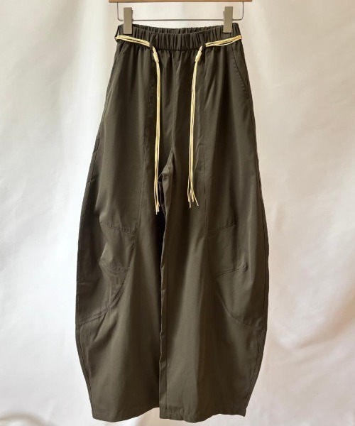 maison de LATIR（メゾンドラティール）の「今っぽい着こなしが叶うカーブワイドパンツ（その他パンツ・レディース・ホワイト/ブラック/カーキ・FREE）」の13枚目の写真