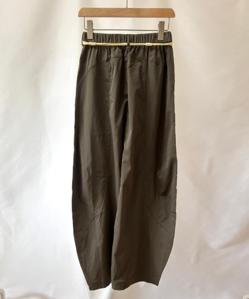 maison de LATIR（メゾンドラティール）の「今っぽい着こなしが叶うカーブワイドパンツ（その他パンツ・レディース・ホワイト/ブラック/カーキ・FREE）」の15枚目の写真