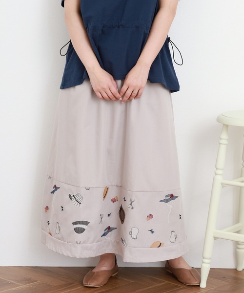 Emago(イマゴ)の「EMAGO いろんな帽子刺繍スカート(スカート・レディース・ベージュ/ネイビー・FREE)」の1枚目の写真