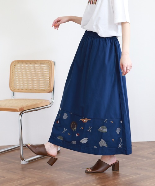 Emago(イマゴ)の「EMAGO いろんな帽子刺繍スカート(スカート・レディース・ベージュ/ネイビー・FREE)」の2枚目の写真