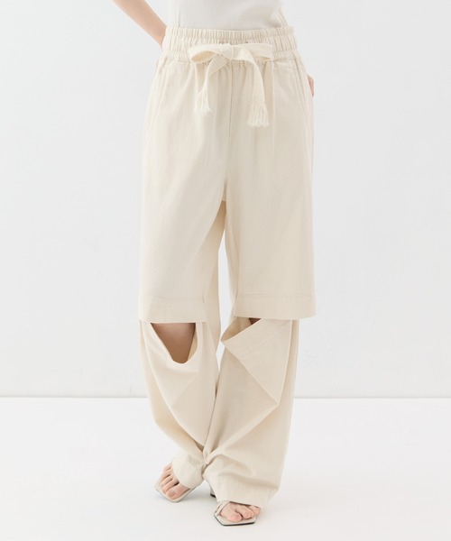 LIVINGTONE(リヴィントーン)の「【LIVINGTONE/リヴィントーン】《STUDIOUS別注》Relaxed open knee/リラックスオープンニーデニム(デニムパンツ・レディース・ブラック/アイボリー・38/36)」の1枚目の写真