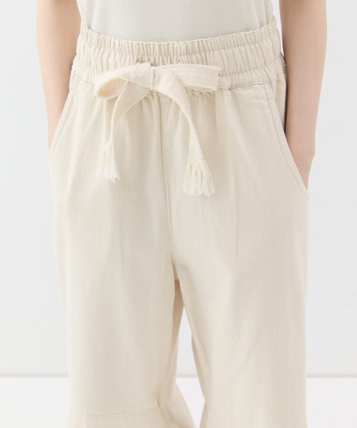 LIVINGTONE(リヴィントーン)の「【LIVINGTONE/リヴィントーン】《STUDIOUS別注》Relaxed open knee/リラックスオープンニーデニム(デニムパンツ・レディース・ブラック/アイボリー・38/36)」の4枚目の写真