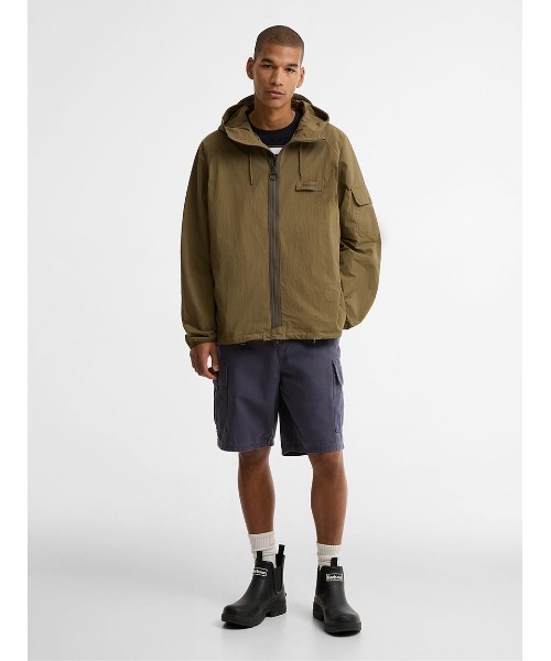 Barbour（バブアー）の「Re-Engineered / リ エンジニアード Flyweight シャワープルーフジャケット（ブルゾン・メンズ・オリーブ/ワイン・SMALL/MEDIUM/LARGE）」の15枚目の写真