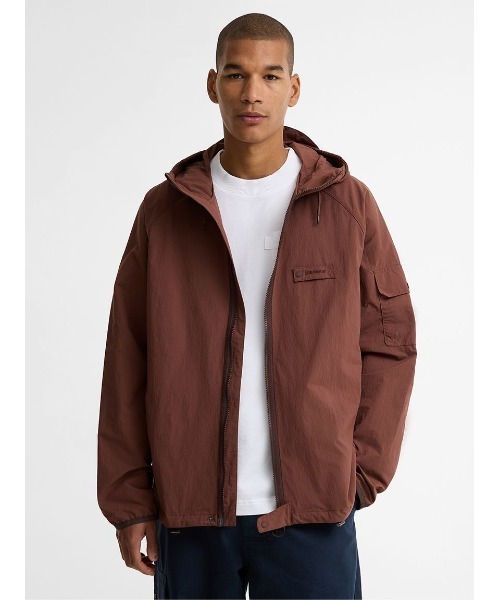 Barbour（バブアー）の「Re-Engineered / リ エンジニアード Flyweight シャワープルーフジャケット（ブルゾン・メンズ・オリーブ/ワイン・SMALL/MEDIUM/LARGE）」の3枚目の写真