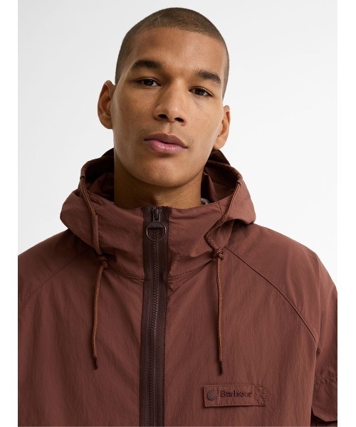 Barbour（バブアー）の「Re-Engineered / リ エンジニアード Flyweight シャワープルーフジャケット（ブルゾン・メンズ・オリーブ/ワイン・SMALL/MEDIUM/LARGE）」の5枚目の写真