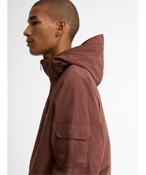 Barbour（バブアー）の「Re-Engineered / リ エンジニアード Flyweight シャワープルーフジャケット（ブルゾン・メンズ・オリーブ/ワイン・SMALL/MEDIUM/LARGE）」の6枚目の写真