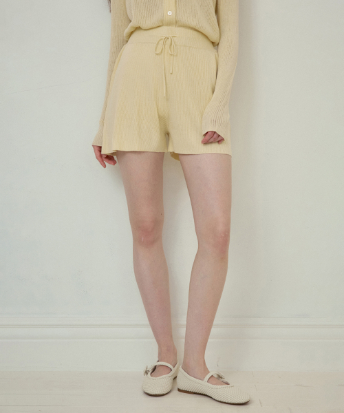 OURNOSTALGIA(アワー ノスタルジア)の「Lush basic knit setup shorts_Butter yellow(OC25-KN10)(その他パンツ・レディース・イエロー・FREE)」の2枚目の写真