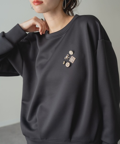 ANNA LUNA(アンナルナ)の「【ANNA LUNA】ビジューモチーフ が映える 裾タック プルオーバー(Tシャツ/カットソー・レディース・キャメル/グレー/ブラック・MEDIUM)」の4枚目の写真