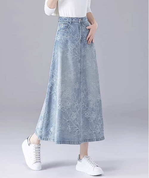 &soiree(アンドソワレ)の「フラワーモチーフデニムフレアスカート(スカート・レディース・ブルー・X-LARGE/LARGE/MEDIUM)」の2枚目の写真