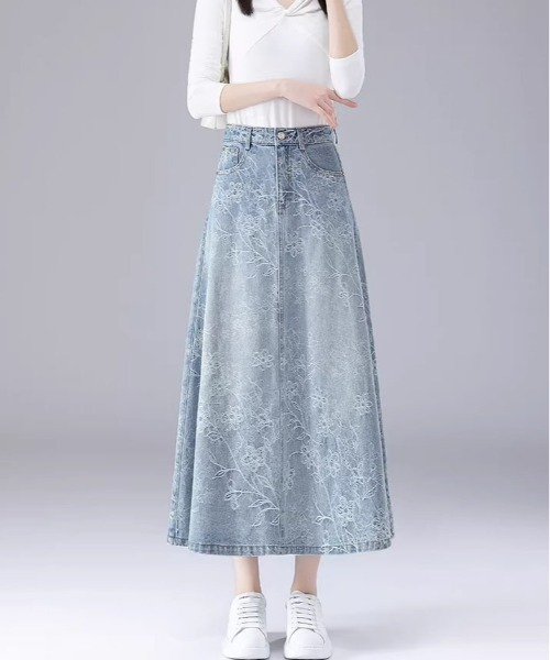 &soiree(アンドソワレ)の「フラワーモチーフデニムフレアスカート(スカート・レディース・ブルー・X-LARGE/LARGE/MEDIUM)」の4枚目の写真