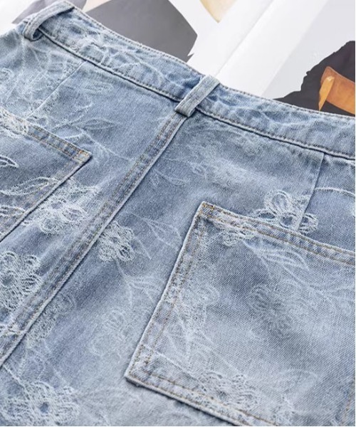 &soiree(アンドソワレ)の「フラワーモチーフデニムフレアスカート(スカート・レディース・ブルー・X-LARGE/LARGE/MEDIUM)」の6枚目の写真