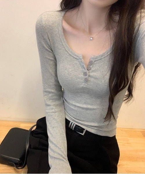 MELT(メルト)の「【サイズ展開あり】ヘンリーネックシンプル長袖ロンT/細見え(Tシャツ/カットソー・レディース・ホワイト/ブラック/グレー・M/L)」の6枚目の写真