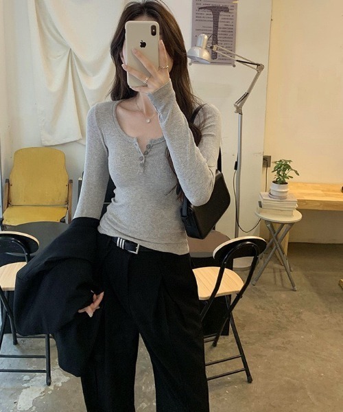 MELT(メルト)の「【サイズ展開あり】ヘンリーネックシンプル長袖ロンT/細見え(Tシャツ/カットソー・レディース・ホワイト/ブラック/グレー・M/L)」の10枚目の写真