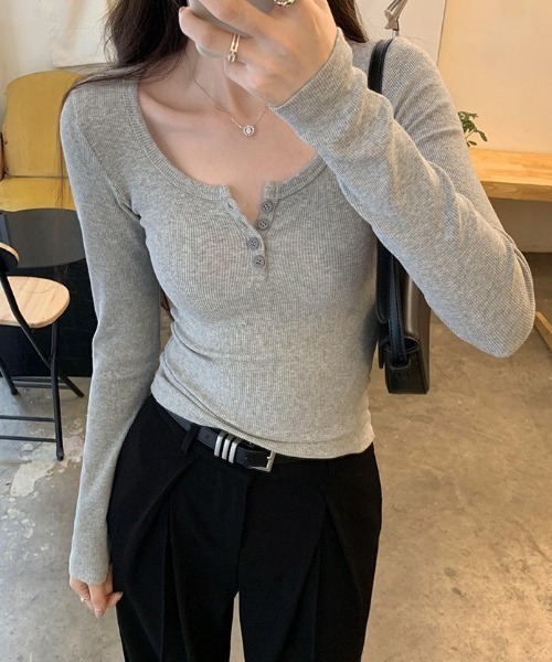 MELT(メルト)の「【サイズ展開あり】ヘンリーネックシンプル長袖ロンT/細見え(Tシャツ/カットソー・レディース・ホワイト/ブラック/グレー・M/L)」の8枚目の写真