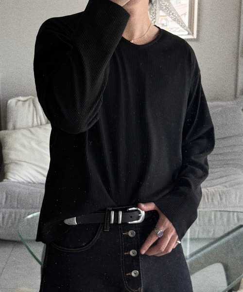 VELNUS(ベルナス)の「【VELNUS】Cropped V-Neck Ribbed Knit Long-Sleeve T-Shirt/クロップド Vネック リブニットロングTシャツ(Tシャツ/カットソー・メンズ・チャコールグレー/ブラック・M/S/L)」の2枚目の写真
