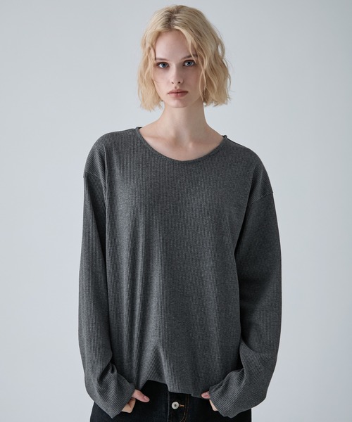 VELNUS(ベルナス)の「【VELNUS】Cropped V-Neck Ribbed Knit Long-Sleeve T-Shirt/クロップド Vネック リブニットロングTシャツ(Tシャツ/カットソー・メンズ・チャコールグレー/ブラック・M/S/L)」の3枚目の写真