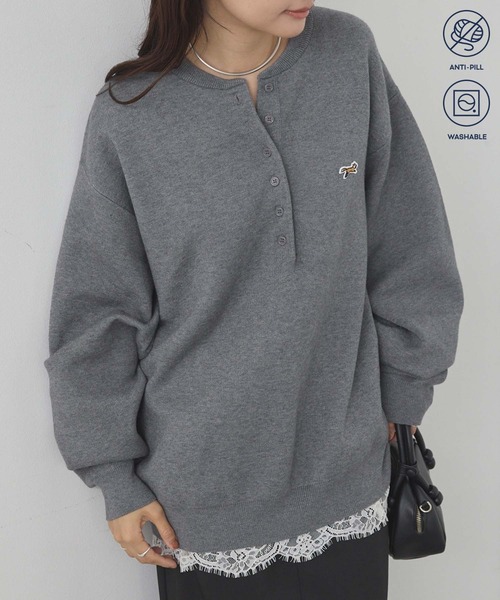 THE FOX 聯名徽章刺繡 類衛衣寬版剪裁亨利領針織衫