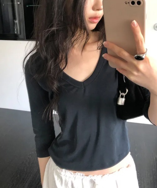 LOENNE(ロエヌ)の「V-Neck Slim Tee / VネックスリムTシャツ(Tシャツ/カットソー・レディース・チャコールグレー/ブラック・FREE)」の2枚目の写真