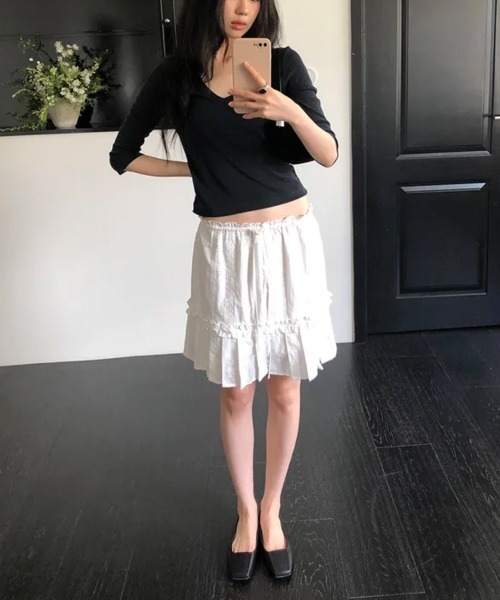 LOENNE(ロエヌ)の「V-Neck Slim Tee / VネックスリムTシャツ(Tシャツ/カットソー・レディース・チャコールグレー/ブラック・FREE)」の7枚目の写真