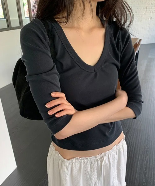LOENNE(ロエヌ)の「V-Neck Slim Tee / VネックスリムTシャツ(Tシャツ/カットソー・レディース・チャコールグレー/ブラック・FREE)」の11枚目の写真