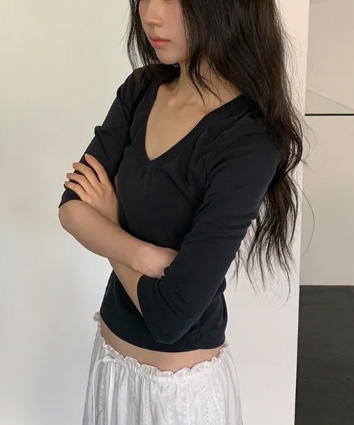 LOENNE(ロエヌ)の「V-Neck Slim Tee / VネックスリムTシャツ(Tシャツ/カットソー・レディース・チャコールグレー/ブラック・FREE)」の12枚目の写真