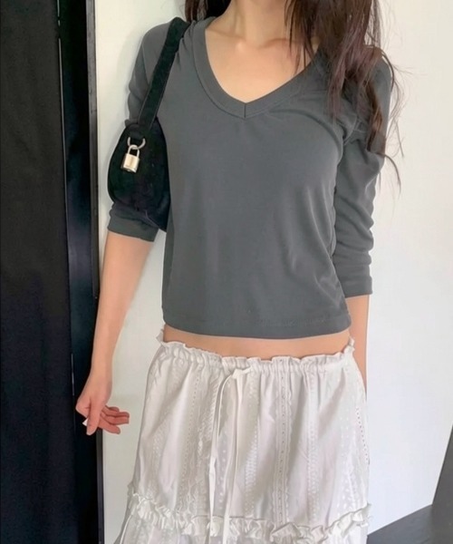 LOENNE(ロエヌ)の「V-Neck Slim Tee / VネックスリムTシャツ(Tシャツ/カットソー・レディース・チャコールグレー/ブラック・FREE)」の14枚目の写真