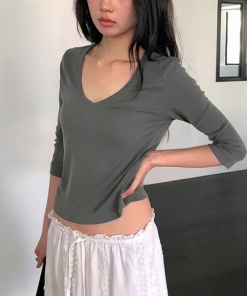 LOENNE(ロエヌ)の「V-Neck Slim Tee / VネックスリムTシャツ(Tシャツ/カットソー・レディース・チャコールグレー/ブラック・FREE)」の15枚目の写真
